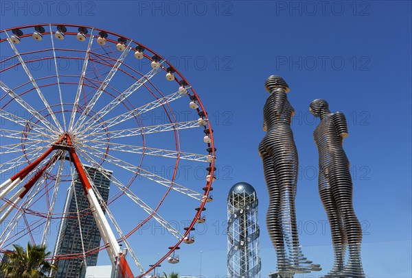 Riesenrad mit Alphabet Turm und Ali und Nino Skulptur im Miracle Park