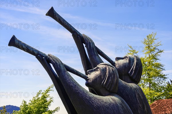 Bronze sculpture 'Wake-up call' by Georg Bentele-Uecker