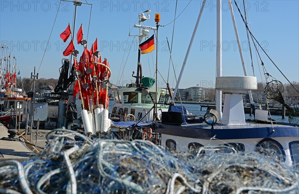 Fischernetze und Fischerfaehnchen im Fischereihafen Travemuende