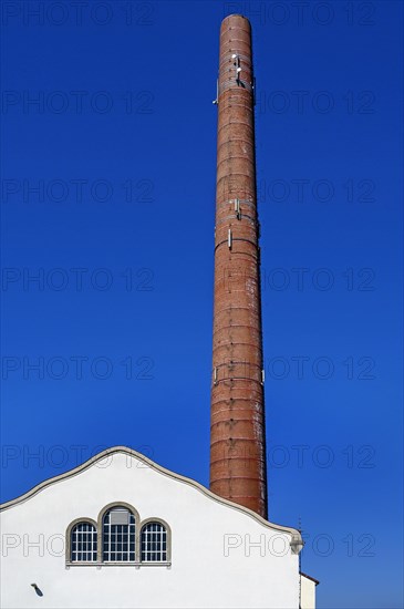 Altes Fabrikgebaeude mit Schornstein