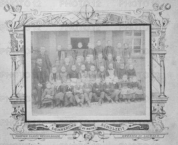 Faded class photo of a school class in 1890