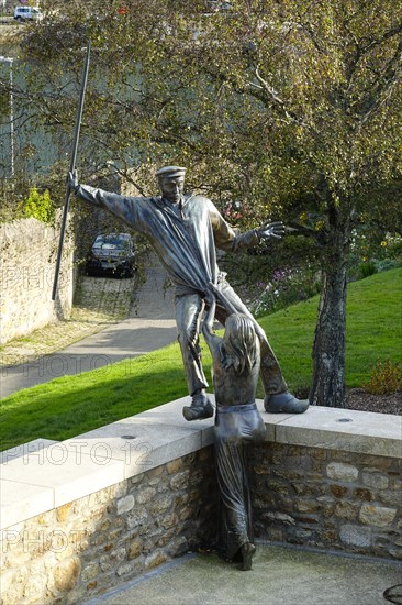 Sculpture Fanny de Laninon andJean Quemeneur by Jerome Durand below the Pont de Recouvrance lift bridge over the Penfeld River between Siam town centre and the Recouvrance district