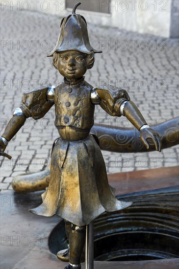 Figur mit bweglichen Gliedmassen auf dem Kinderfest-Brunnen von Bonifatius Stirnberg