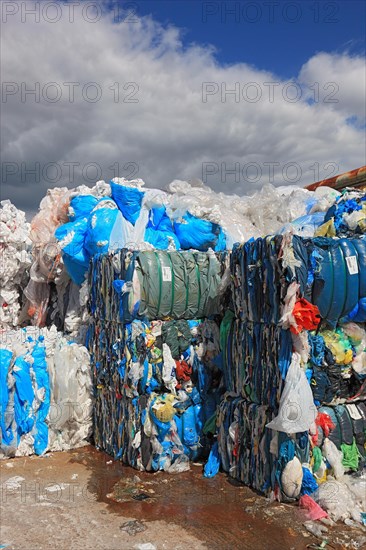 Plastikfolien in Ballen zur Wiederverwertung in einem Recyclingbetrieb