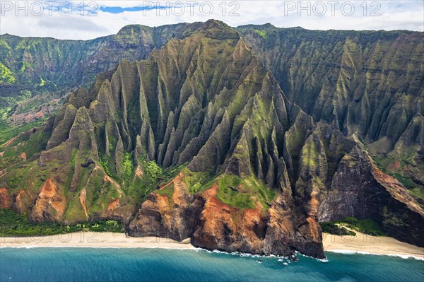 Luftaufnahme der zerkluefteten Na Pali Coast