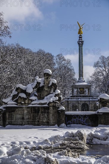 Peace angel or peace monument above the Prinzregent-Luitpold-Terrasse in the Maximiliansanlagen and Luitpoldbruecke or Prinzregentenbruecke over the river Isar