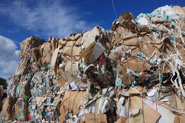 Altpapierballen in einem Recyclingbetrieb