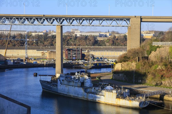 River Penfeld with decommissioned Aviso LIEUTENANT DE VAISSEAU LE HENAFF