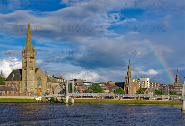 Fussgaengerbruecke und Kirchen am River Ness