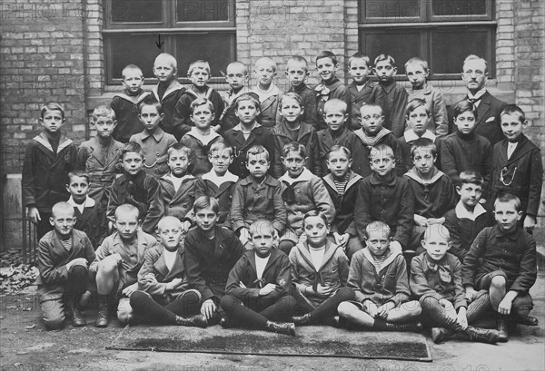 Class photo of a boy's class with approx. 10 year old boys