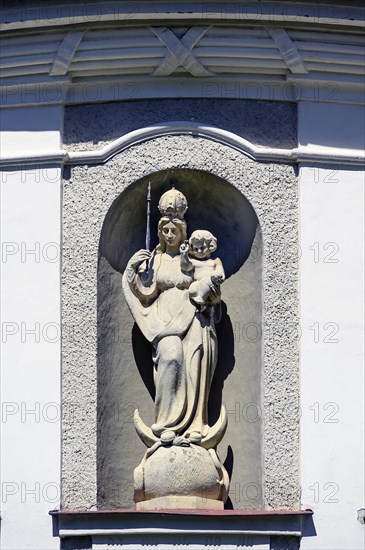 Figure of Mary with crown