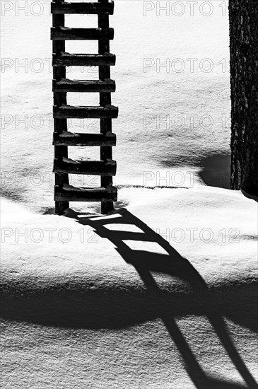 Leiter an Jaegerstand in winterlicher Landschaft