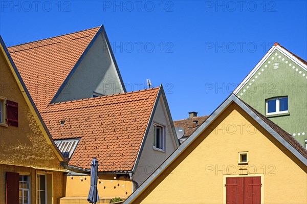 Orange Fassaden und Dach mit Bieberschwanzziegeln