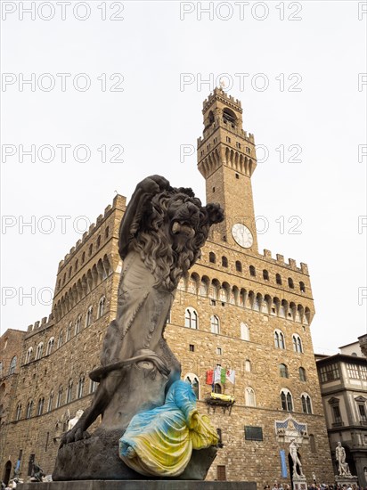 Loewenstatue und Torso in den Farben der Ukraine