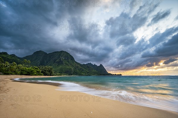 Tunnels Beach mit Blick auf Haena State Park