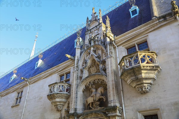 Facade of the Palais des Ducs de Lorraine with equestrian statue of Duke Antoine de Lorraine