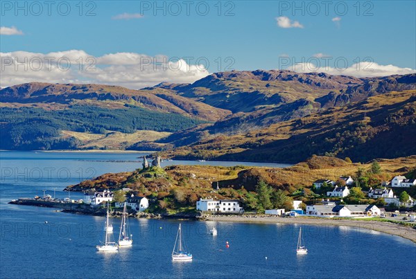 Bucht mit Segelbooten und dem kleinen Ort Kyle of Lochalsh