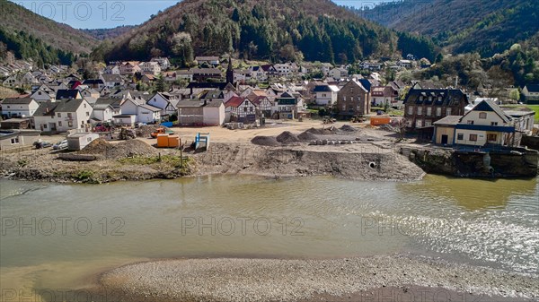 Rech nach der Flutkatastrophe mit der zerstoerten Nepomukbruecke. Rech