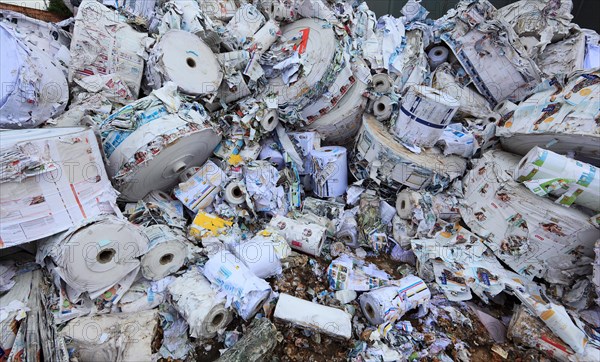 Altpapier fuer das Recycling in einem Recyclingbetrieb