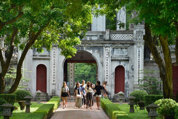 Entrance gate