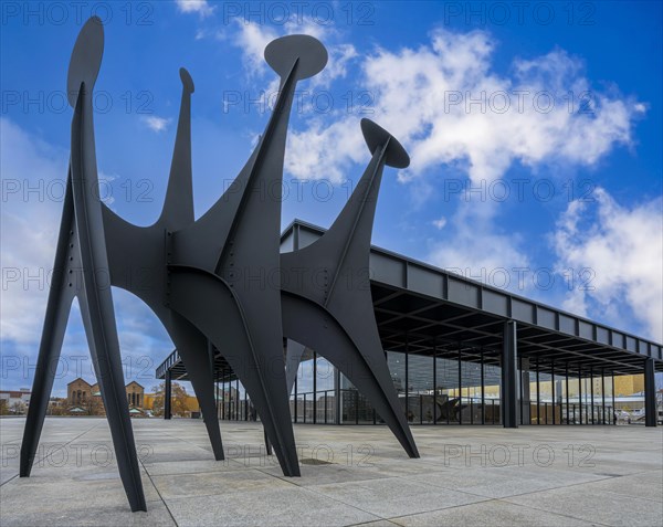 The artwork Tetes et Queue by Alexander Calder at the Neue Nationalgalerie