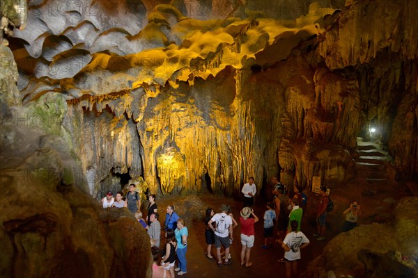 Hang Sung Sot Cave