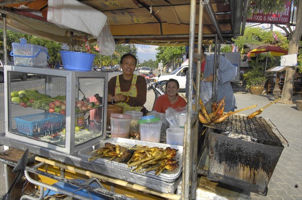 Auslage von fuer Thailand typische mobile Garkueche an Strassenrand