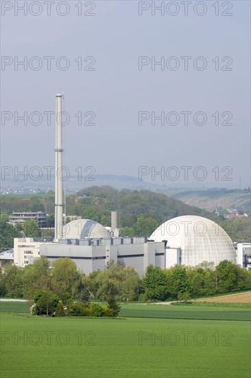 Kernkraftwerk Neckarwestheim mit Reaktorgebaeuden