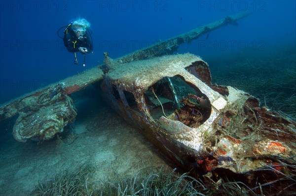 Divers at Cessna plane wreck under water