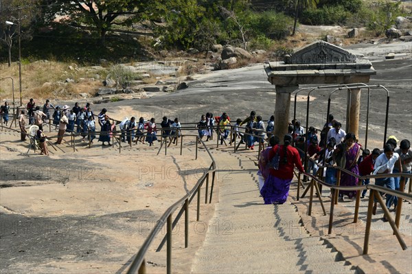 School classes on the way to the Gomateshwara statue