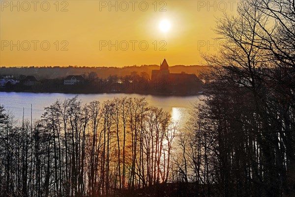 Stimmungsvolle Aussicht auf Ratzeburg mit dem Domsee und dem Dom