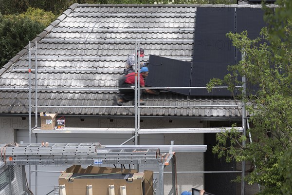 Installation of photovoltaic panels on a garage roof