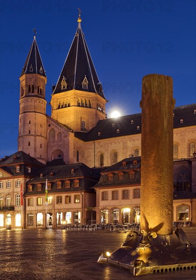 The high St. Martin's Cathedral and Heunensaeule on the market square