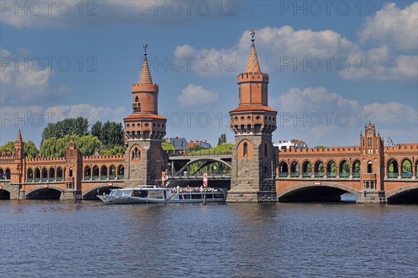 Oberbaum bridge over the Spree river