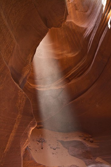 Light beam in Upper Antelope Canyon was formed by erosion of Navajo Sandstone