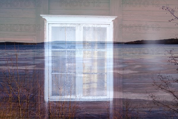 Doppelbelichtung. Erste Belichtung ein weisses Holzfenster in alter roter Blockhausfassade. Zweite Belichtung zeigt den Blick aus dem Fenster auf den See Vaermeln