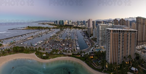 Morning atmosphere at the Ala Wai boat harbour with a view over Waikiki to Honolulu