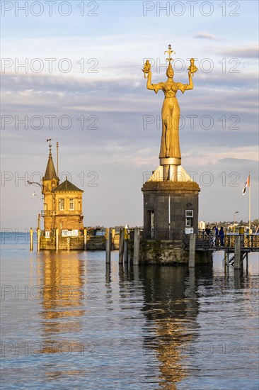 Imperia an der Hafeneinfahrt im Hafen