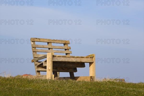 Holzbank auf dem Deich