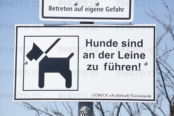 Sign Dogs must be kept on a leash