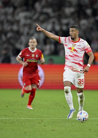 Benjamin Henrichs RasenBallsport Leipzig RBL on the ball gesture back Jonathan Schmid SC Freiburg SCF