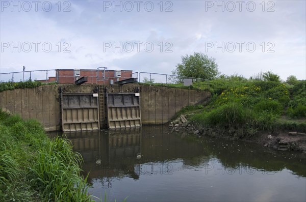 Twin flood barriers