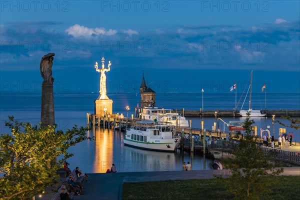 Hafen mit dem Zeppelin Denkmal und der Imperia