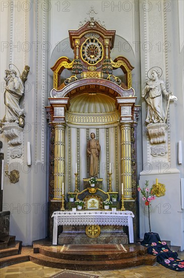 Side altar with figures of saints