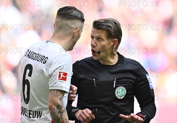 Schiedsrichter Referee Patrick Ittrich im Gespraech mit Jeffrey Gouweleeuw FC Augsburg FCA