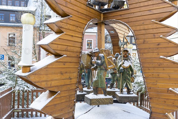 Carved wooden figures on the pyramid at the market place