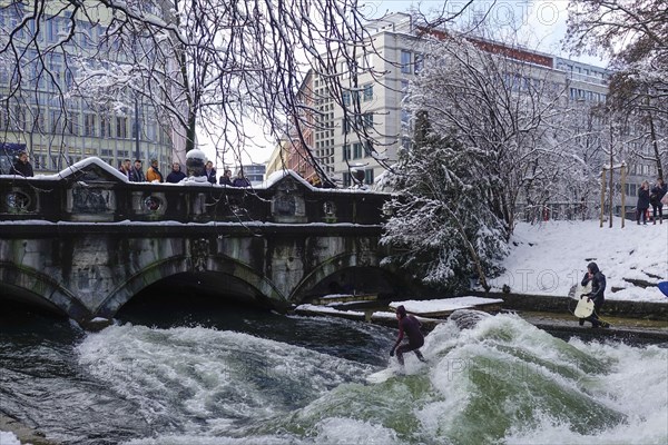 Surfers at the Eisbach wave below Prinzregentenstrasse