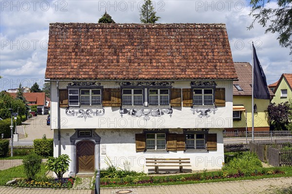 Old house with Lueftlmalerei and front garden