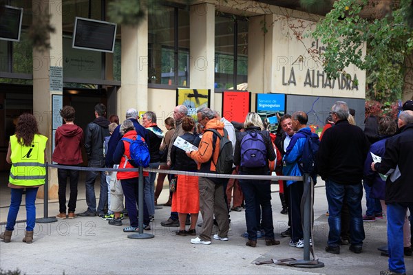 Queue at the ticket office to the Alhambra