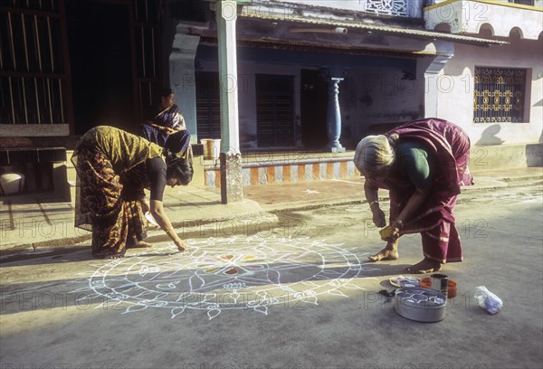 Brahmin women drawing a kolam at Sundarapandyapuram